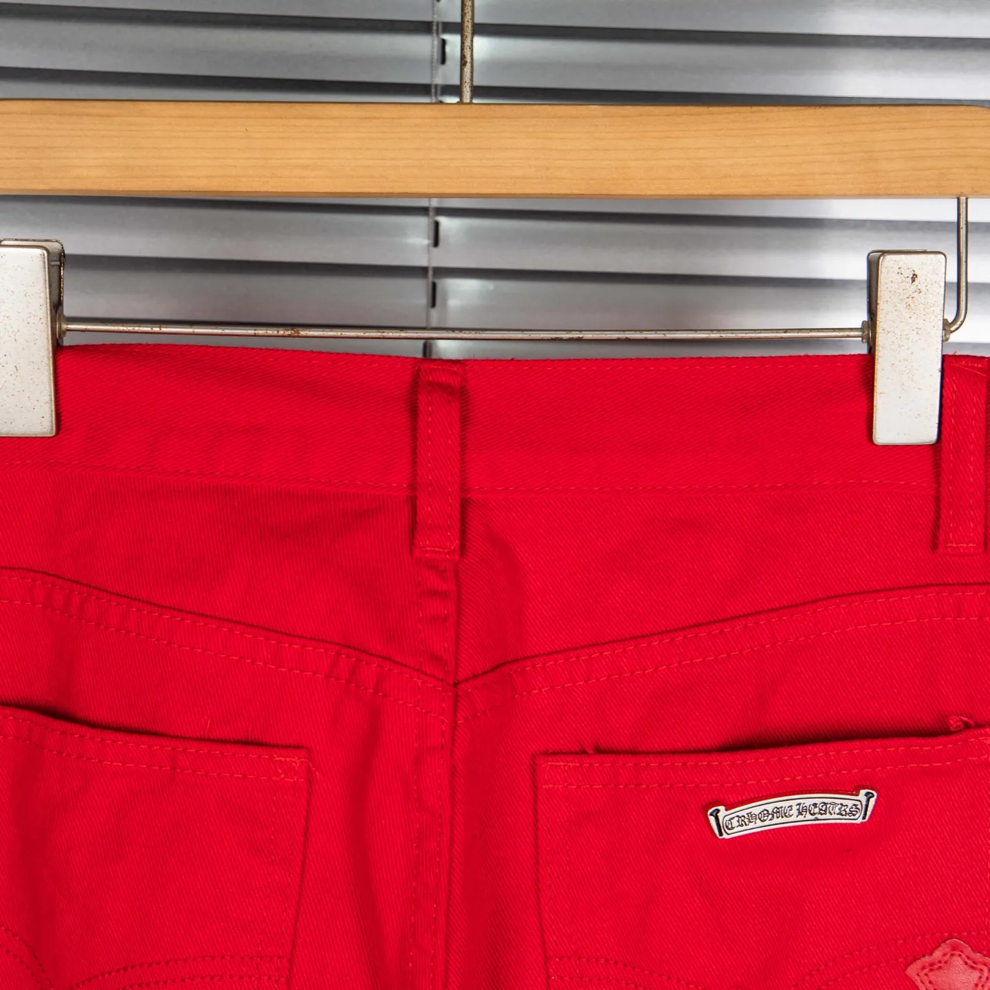 P260 CHROME HEARTS 25ss dopamine Chinese red cross leather washed jeans - Full of exploring the ultimate in fashion, Chrome Hearts' new Chrome Hearts pants not only present a unique style, but the fresh ice blue color looks particularly youthful and energetic. The mid-high waist design is paired with a lazy and casual style, which not only shows long legs but also maintains a casual feel. It is a must-have fashion choice for trendy men and trendy women. Style No.: 1789 Color: Dopamine Red Size: 28 30 32 34